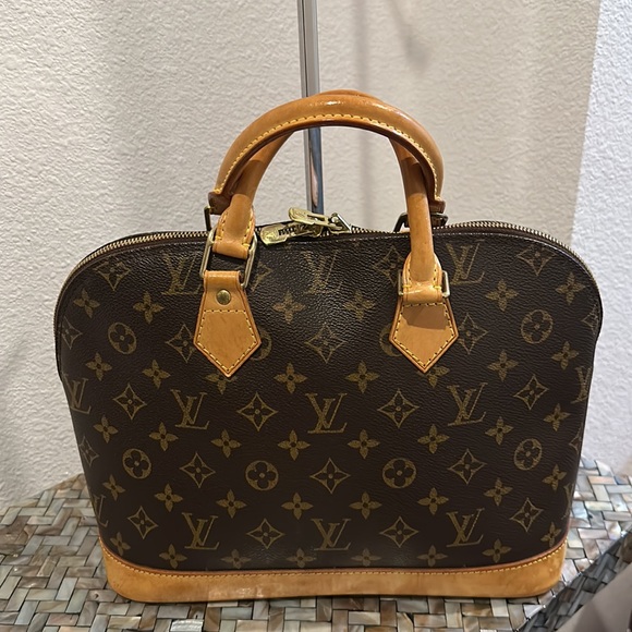 BA1013 Authentic Louis Vuitton Alma handbag - Picture 2 of 12